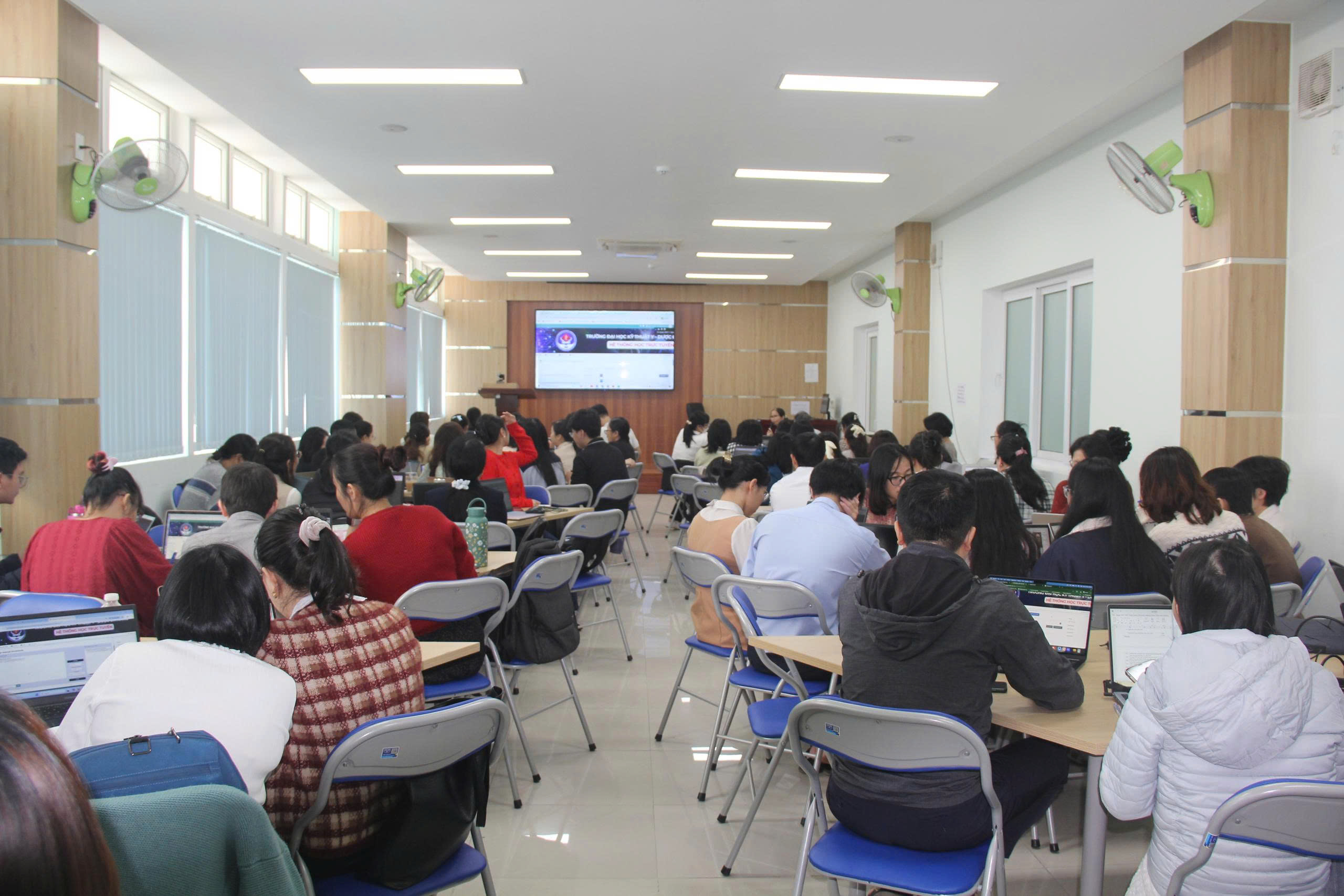 Tập huấn bài giảng E-Learning: chuyển đổi hệ thống moodle và ứng dụng active presenter